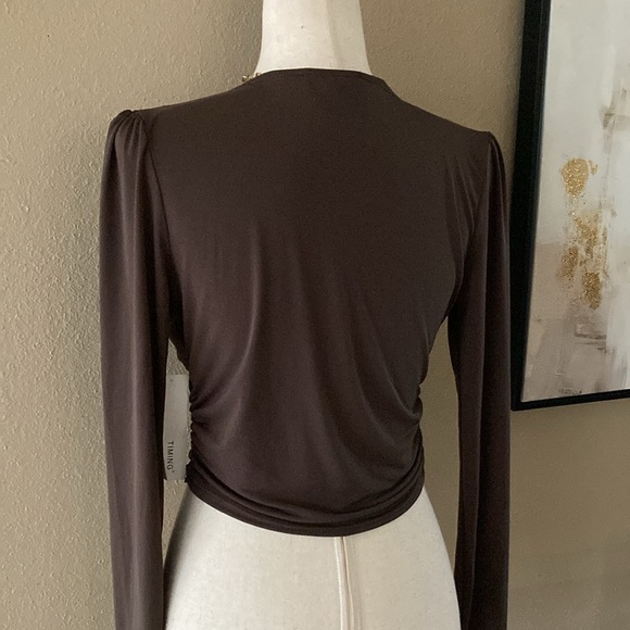 V neckline shirred top - Picture 8 of 11
